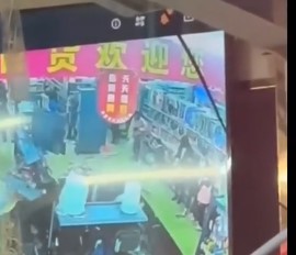  Kinh hoàng khoảnh khắc sàn nhà siêu thị bất ngờ sụt lún ở Trung Quốc